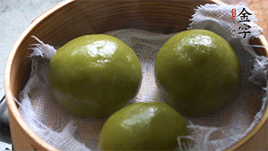 青團(tuán)上沸水鍋中蒸10分鐘即可。