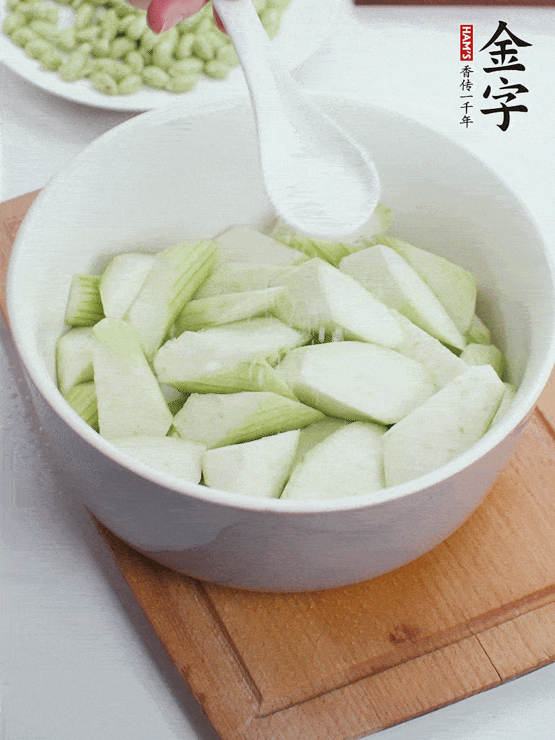 水中加1勺鹽浸泡，防止變黑。