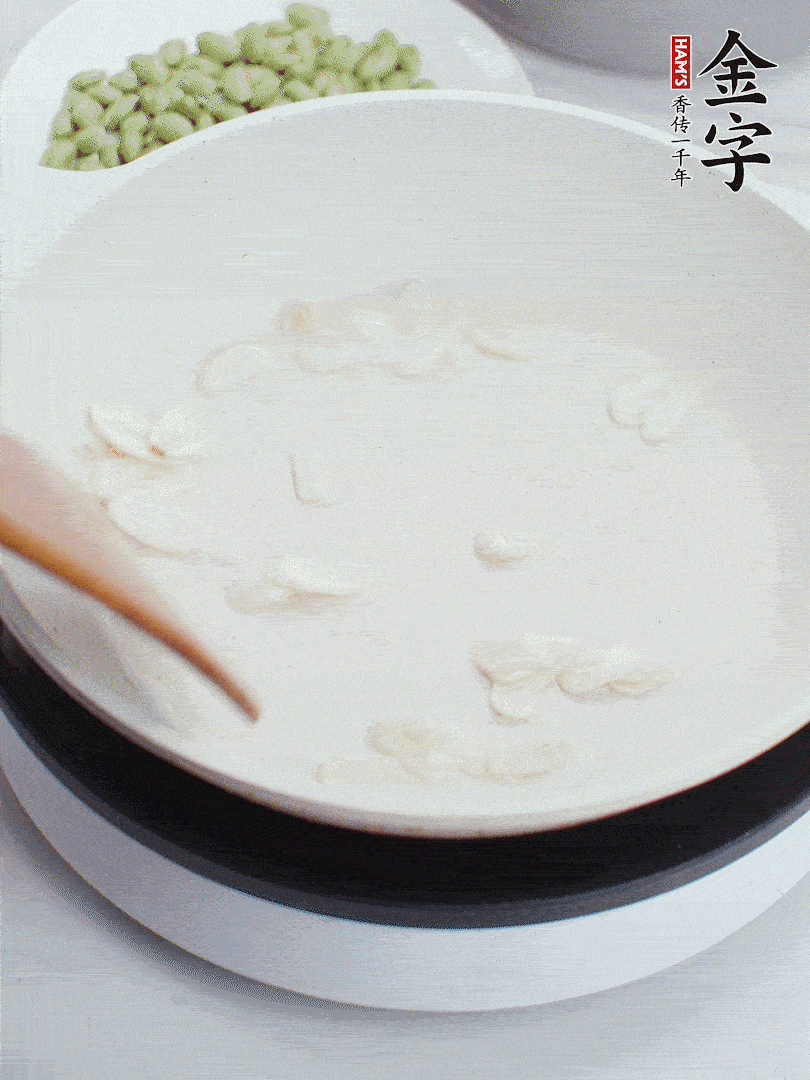 金字淡咸肉煮15分鐘，撈出切片。油5成熱時，蒜末、咸肉爆香。