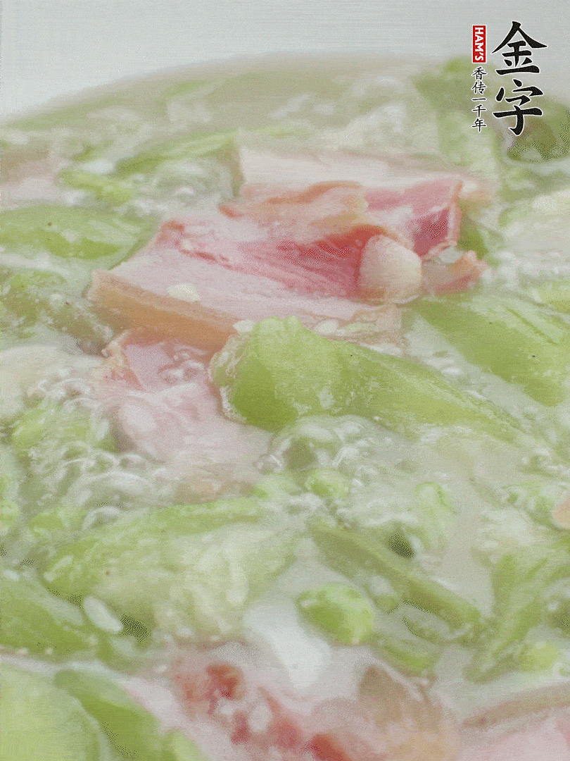 加一點熱水、白胡椒粉、雞精翻炒1分鐘。