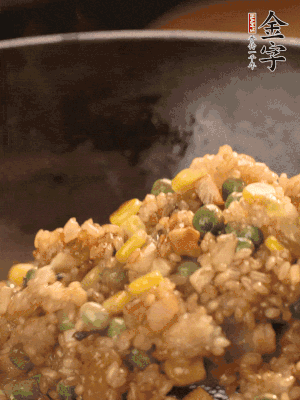再下糯米，1勺蠔油、2勺生抽調(diào)味翻炒均勻。