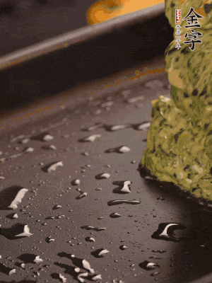 熱鍋擦一下油，下面糊攤平。