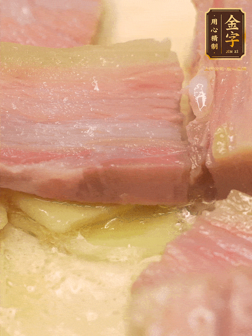 鍋內(nèi)熱油放點(diǎn)姜絲，煸香咸肉