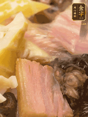 倒入滾燙的熱水，燉煮20分鐘，湯濃汁白